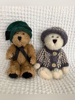 Boyds Bears - Set of Two - Green Velvet Hat & White/Gray Hat 7”